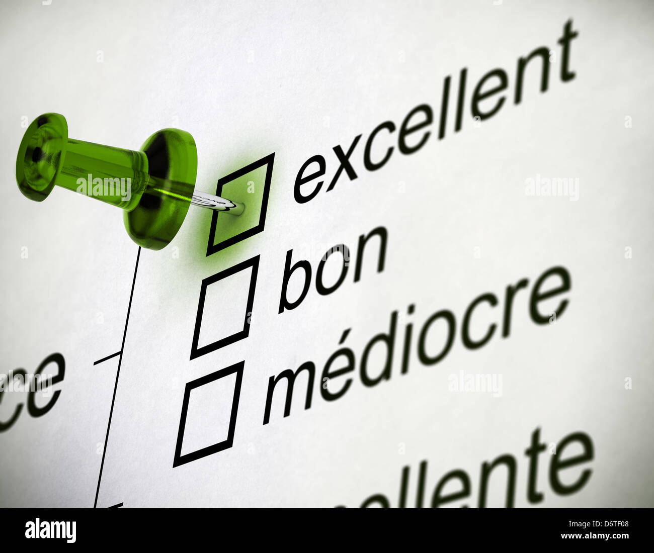 Enquête qualité close up avec une punaise pointant sur le mot excellent, texte Français Banque D'Images