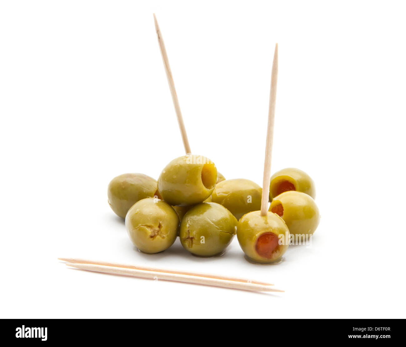 Olives vertes avec des cure-dent isolé sur fond blanc Banque D'Images