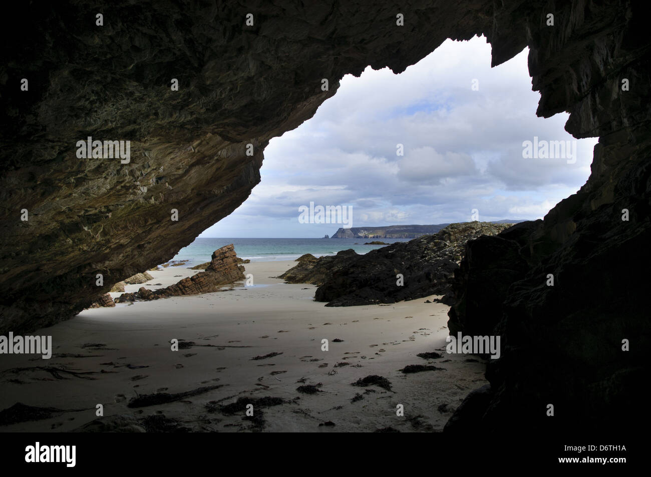 Vue sur la plage depuis l'intérieur de cavernes rocheuses, bouche, Ceannabeinne Chailgeag Traigh Allt, Sutherland, Highlands, Scotland, Août Banque D'Images