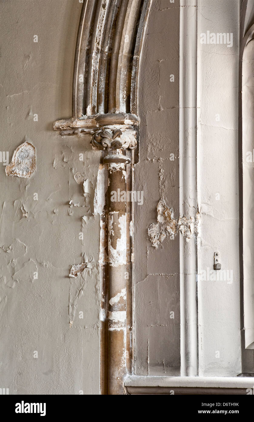 Plâtre endommagé et pourri dans une église victorienne causé par Pénétration d'eau par une gouttière qui fuit (Royaume-Uni) Banque D'Images