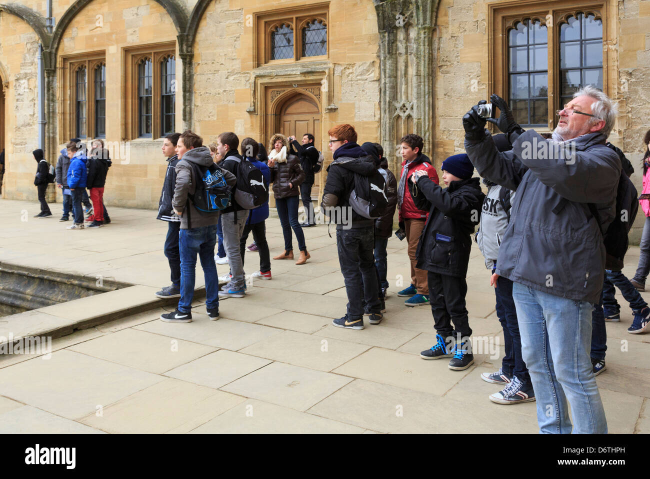 Les écoliers et les touristes de prendre des photographies dans Tom quadrilatère du Christ Church College, Université d'Oxford, Oxfordshire, England, UK, Grande-Bretagne Banque D'Images