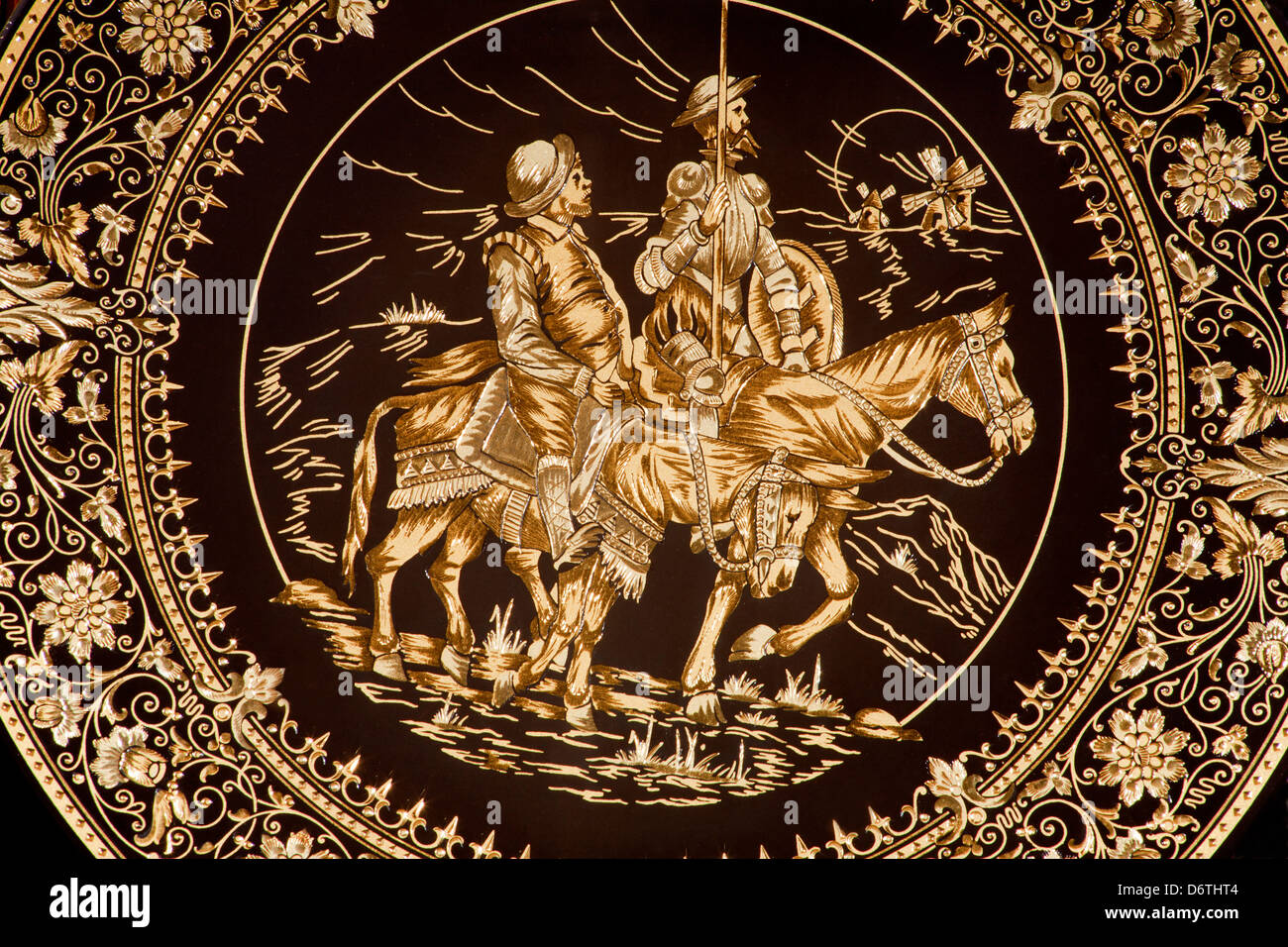 TOLEDO - mars 8 damascening typique : Détail de plaque avec le Don Quichotte et Sancho Panza. L'artisanat traditionnel avec du métal Banque D'Images