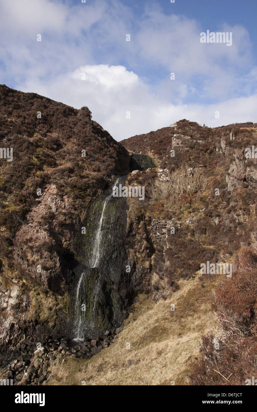 Ci-dessous une cascade Loch'Bhaile - Mhargaidh Ardfin sur l'Estate, Isle of Jura, en Écosse. Banque D'Images