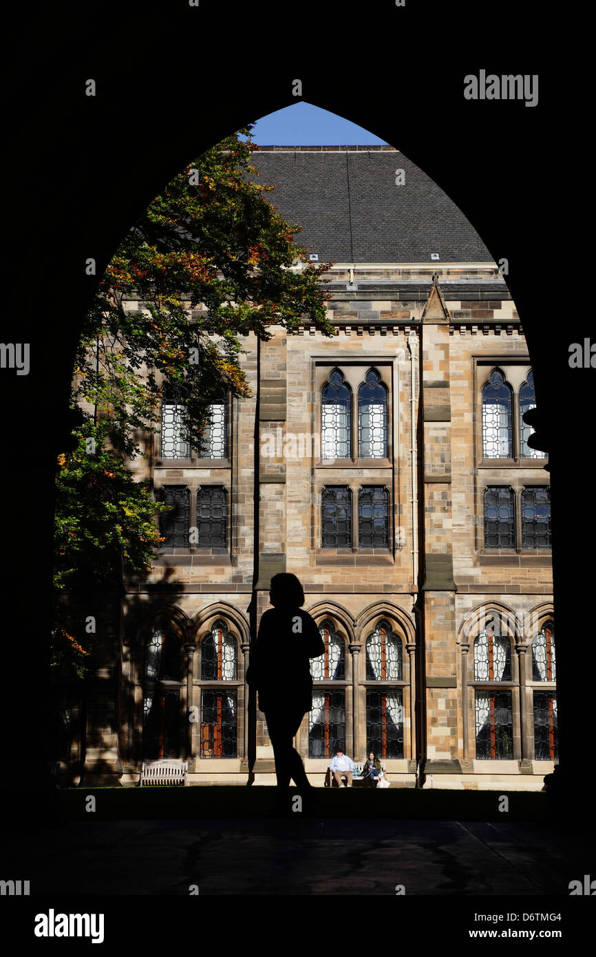 Vue à travers une arche menant à l'East Quadrangle sur le campus Gilmorehill de l'Université de Glasgow, Glasgow, Écosse, Royaume-Uni Banque D'Images Vue à travers une arche menant à l'East Quadrangle sur le campus Gilmorehill de l'Université de Glasgow, Glasgow, Écosse, Royaume-Uni Banque D'Images
