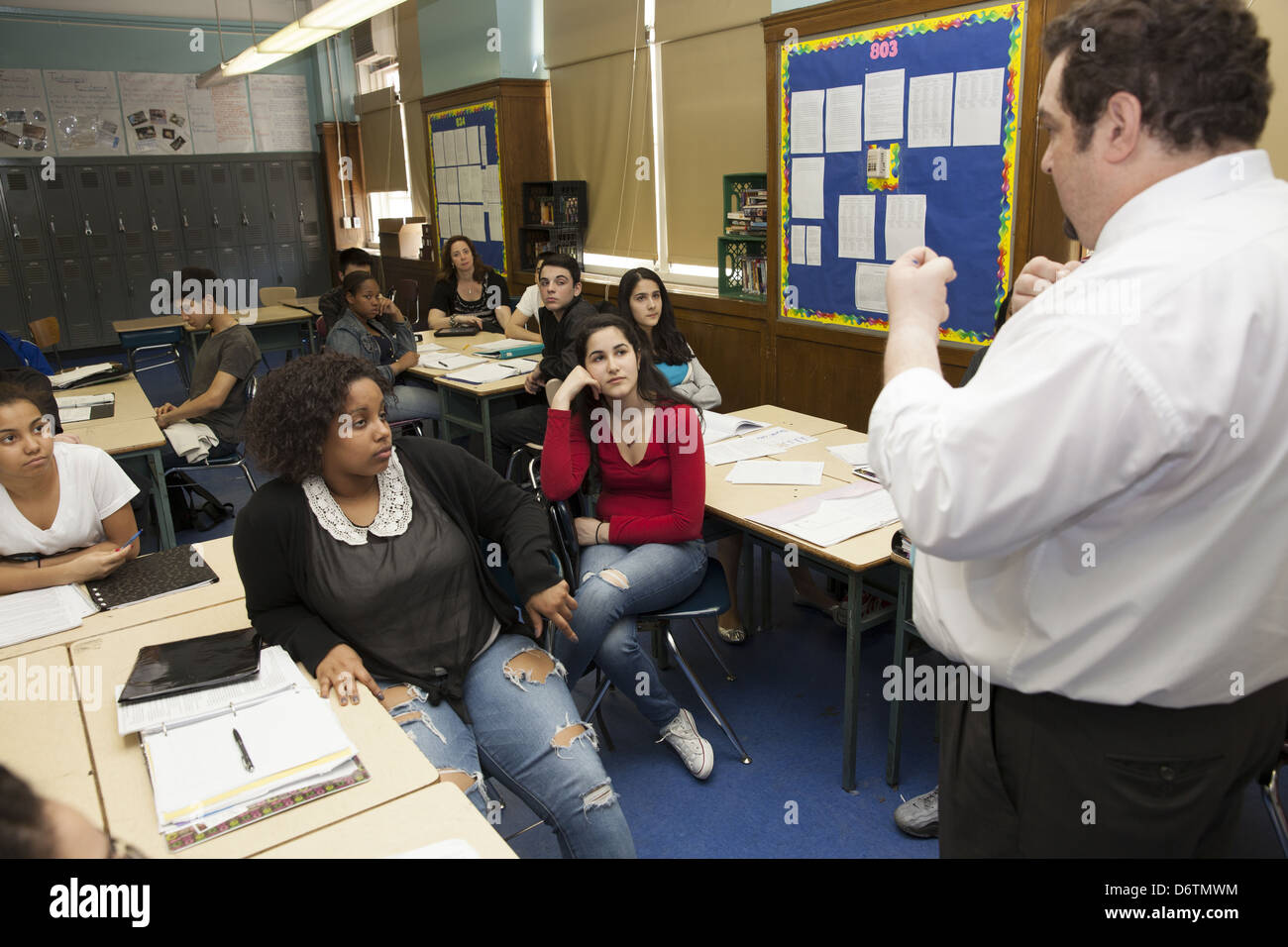 9e année Études sociales enseignant engage les élèves avec la guerre de Troie dans une unité d'histoire grecque. Queens, NY Banque D'Images