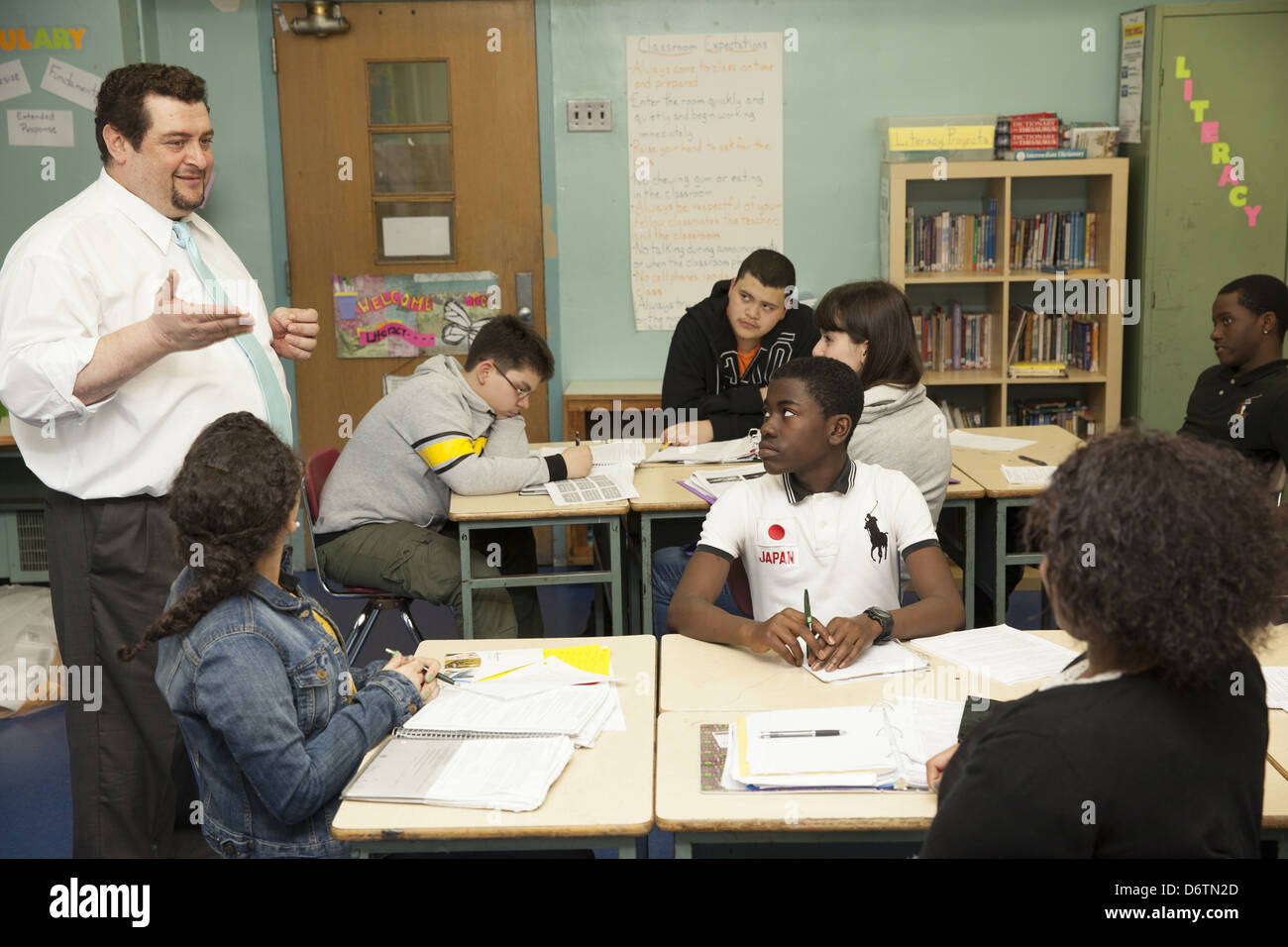 9e année Études sociales enseignant engage les élèves avec la guerre de Troie dans une unité d'histoire grecque. Queens, NY Banque D'Images