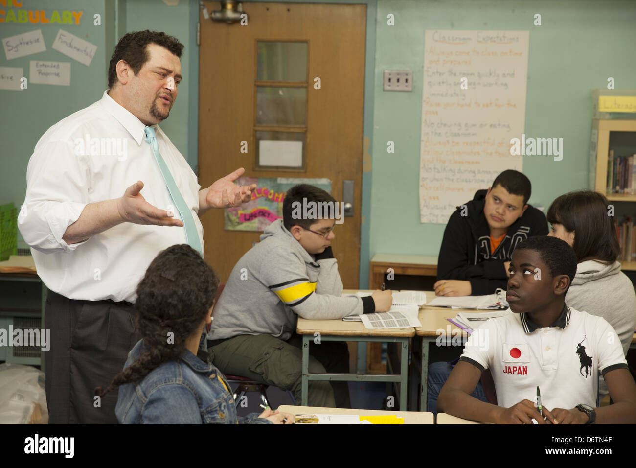 9e année Études sociales enseignant engage les élèves avec la guerre de Troie dans une unité d'histoire grecque. Queens, NY Banque D'Images