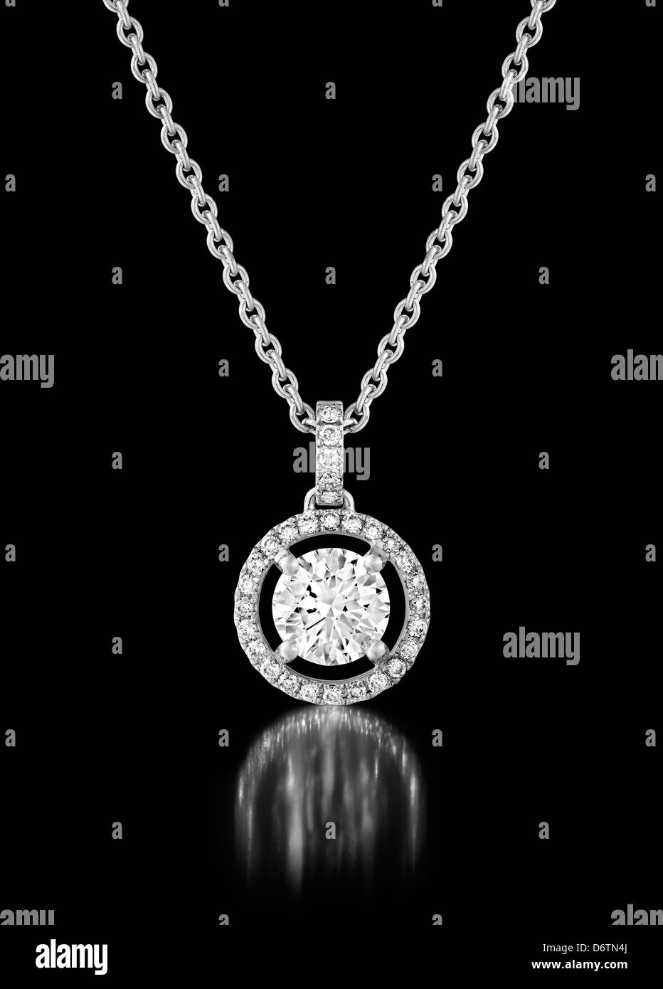 Grand pendentif diamant avec diamond circle Banque D'Images