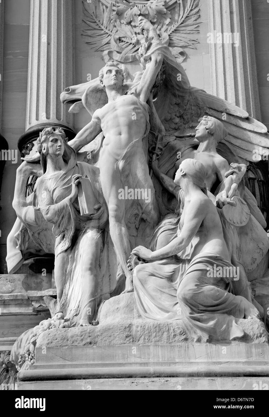 MADRID - 9 mars : Statue de monument d'Alfonso XII du parc del Buen Retiro Banque D'Images MADRID - 9 mars : Statue de monument d'Alfonso XII du parc del Buen Retiro Banque D'Images