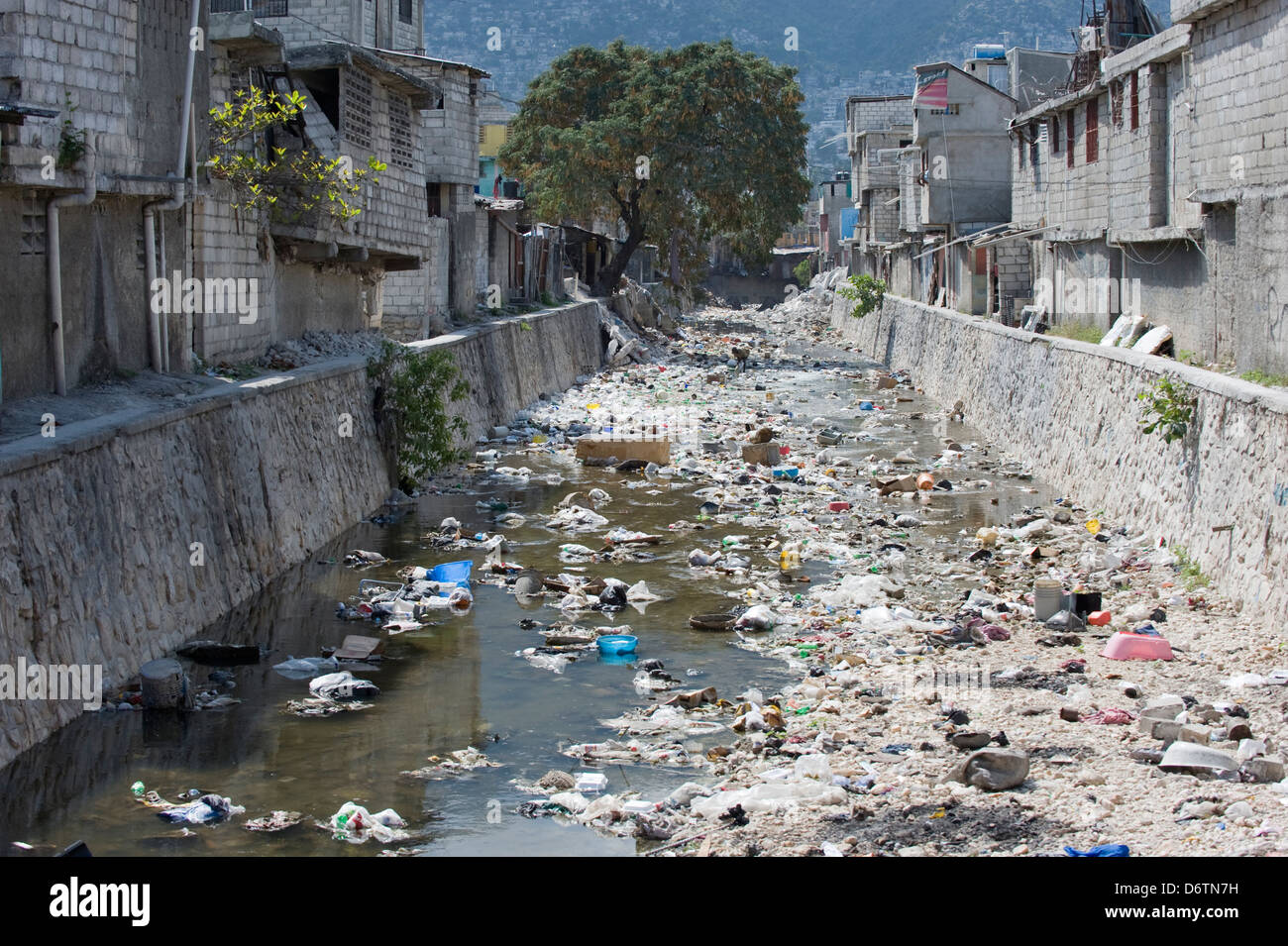 Rivière remplie d'ordures, de Port-au-Prince, Haïti, Caraïbes Banque D'Images