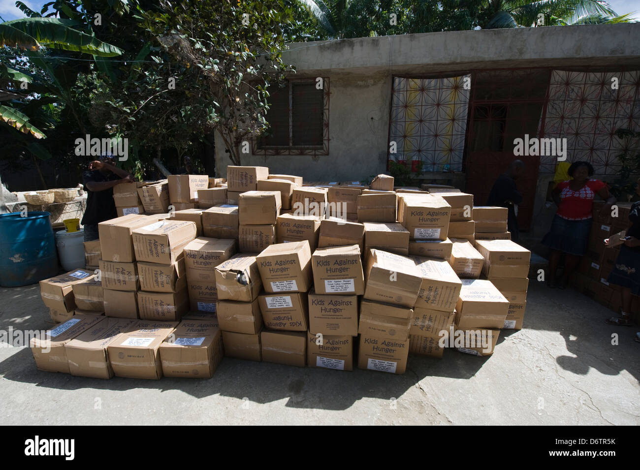 La distribution alimentaire après le tremblement de terre de janvier 2010, LÉOGÂNE, Haïti, Caraïbes Banque D'Images