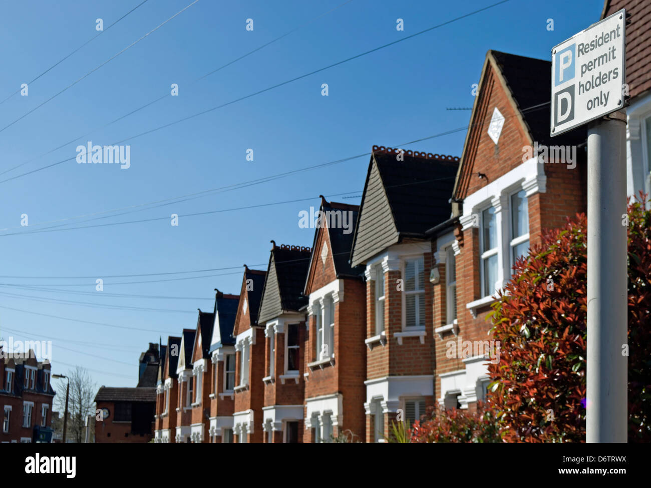 Les détenteurs de permis de résident signe sur une rue bordée de maisons édouardiennes à Twickenham, Angleterre Banque D'Images