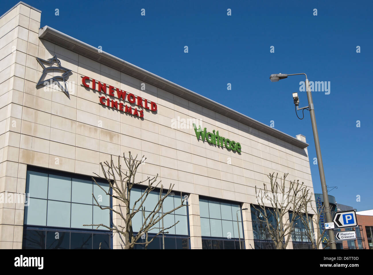 Holding de construction et cineworld supermarché Waitrose, une partie du complexe de loisirs et de vente au détail de southside, Wandsworth, Londres, Angleterre Banque D'Images