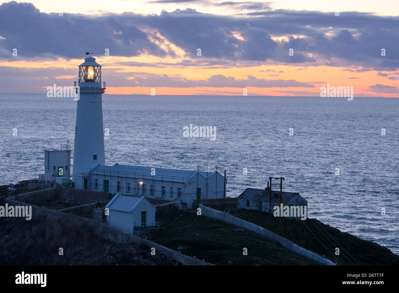 Phare de South Stack au coucher du soleil Ynys Lawd Île Sainte Ynys Gybi Isle of Anglesey au nord du Pays de Galles UK Banque D'Images