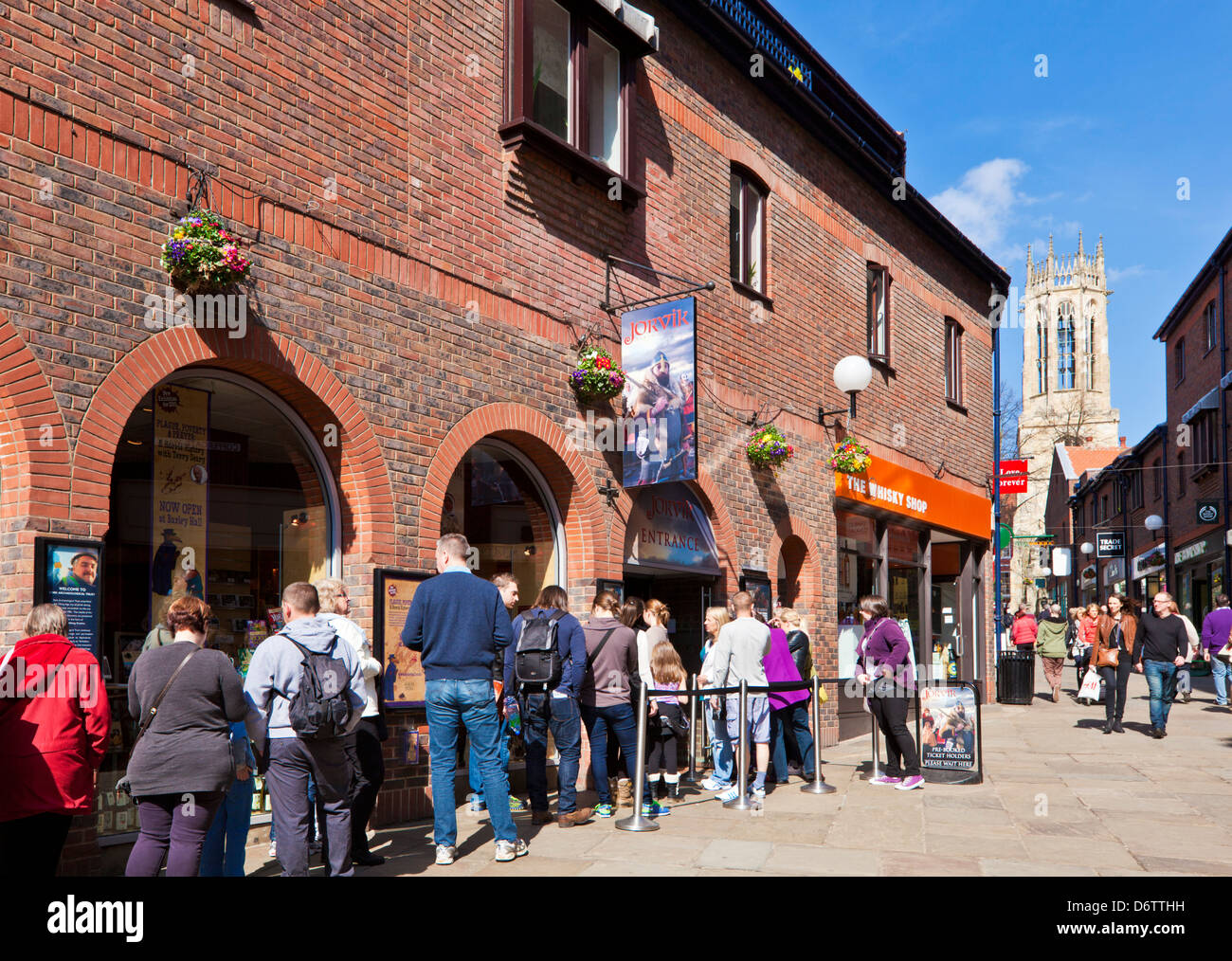 Les touristes en attente à l'entrée de New York centre Jorvik Viking Centre-ville Coppergate North Yorkshire Angleterre UK GB EU Europe Banque D'Images