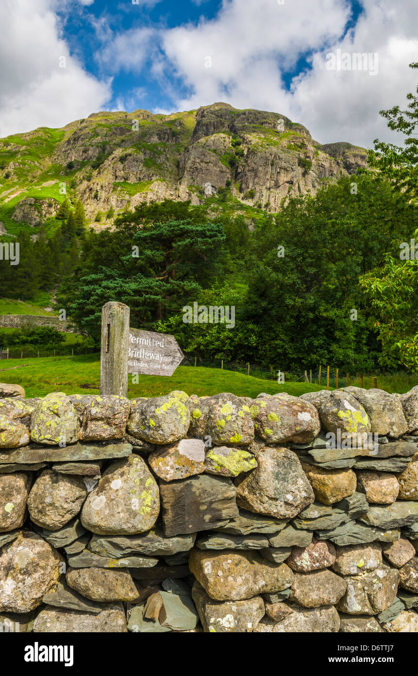 Bridleway signer au pied de Langdale est tombé dans le Parc National du Lake District, Cumbria, Angleterre. Banque D'Images