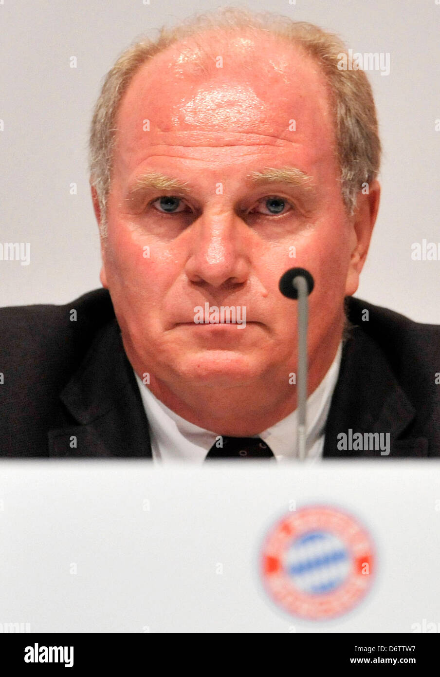 Ancien directeur et nouveau président du club de football Bundesliga FC Bayern Munich Uli Hoeness photographié à l'assemblée générale annuelle du club à Munich, Allemagne, 27 novembre 2009. FC Bayern Munich est la troisième du monde sports club avec quelques 150,000 membres et l'un des plus rentables avec un chiffre d'affaires annuel de quelque 300 millions d'euros. Photo : Andreas GEBERT Banque D'Images