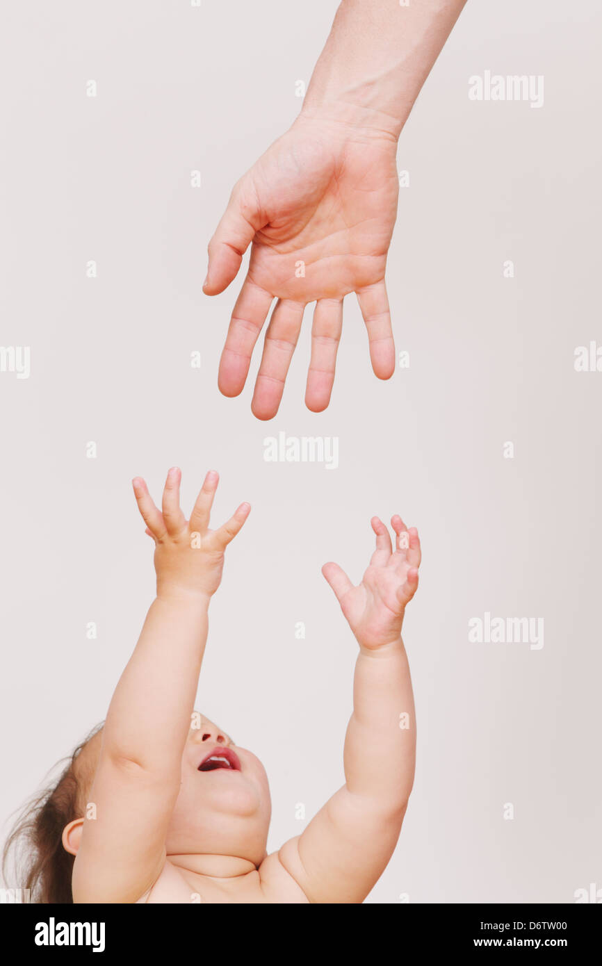 Tendre La Main Pour Main De Bebe Photo Stock Alamy