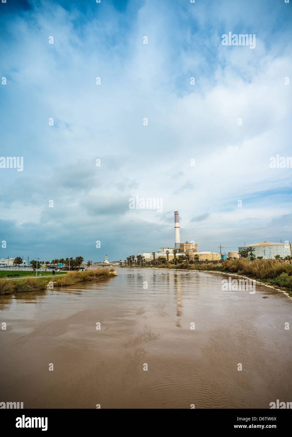 La rivière Yarkon et lecture Power Station par temps orageux - Tel Aviv Banque D'Images