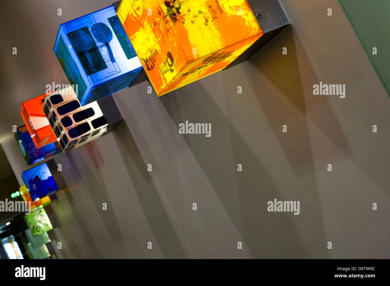 L'Art moderne d'afficher sur un mur au centre commercial Metrocenter. Banque D'Images