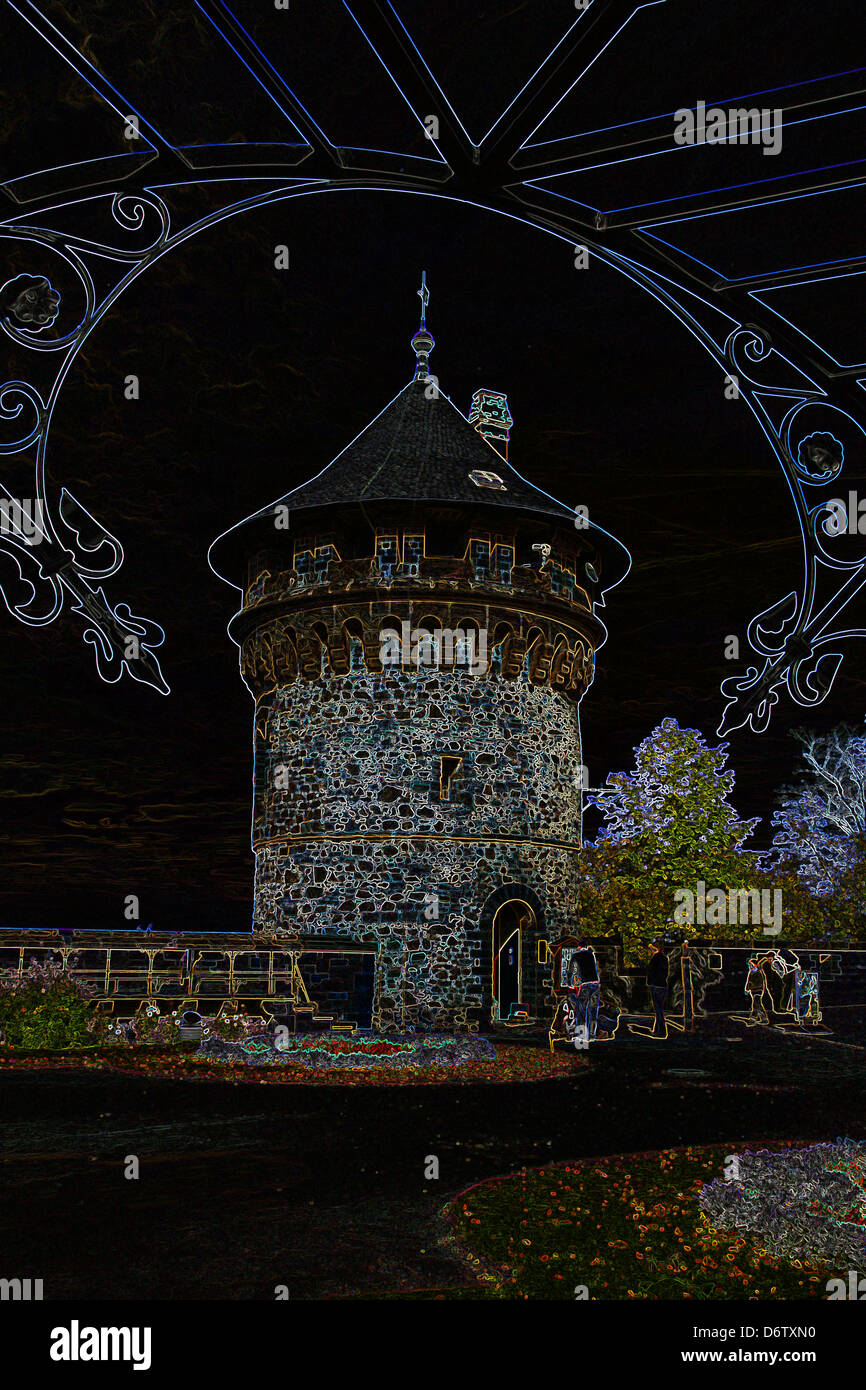 Une image de couleur surréaliste d'une tour à l'intérieur du château de Wernigerode encadrées de ferronnerie en fer forgé. Banque D'Images