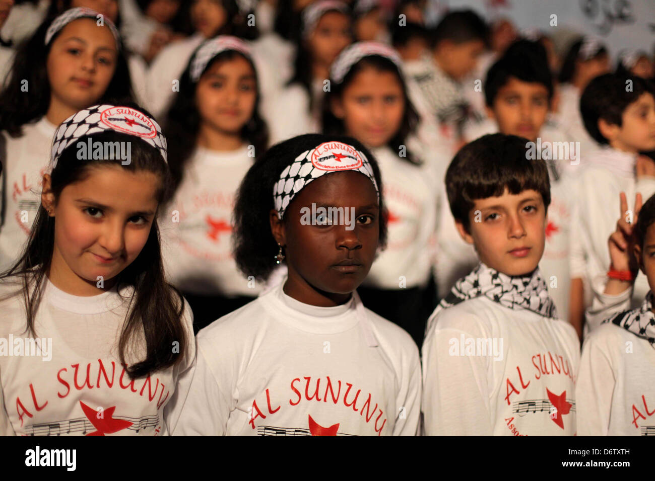 23 avril 2013 - La ville de Gaza, bande de Gaza, territoire palestinien - enfants palestiniens de participer à la ''al-Sununu'' choir concert le 23 avril 2013 dans la ville de Gaza. L''Elena Rostropovitch Association en coopération avec l'UNRWA a organisé notamment ''al-Sununu'' (l'hirondelle) concert impliquant un total de 23 chorales sont concernés (à partir de la Cisjordanie, Gaza, la Jordanie, la Syrie et le Liban), tous étant reliés par satellite (Image Crédit : © Ashraf Amra/APA Images/ZUMAPRESS.com) Banque D'Images