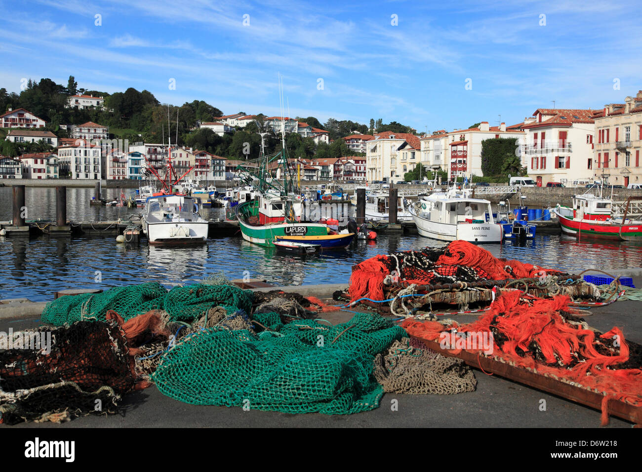 France, Saint Jean de Luz, vue sur le port et la ville Banque D'Images