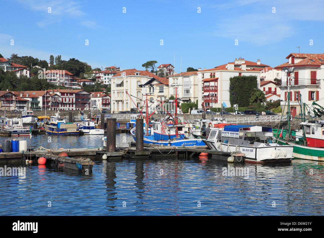La France, Pays Basque, Saint Jean de Luz, vue sur le port et la ville Banque D'Images