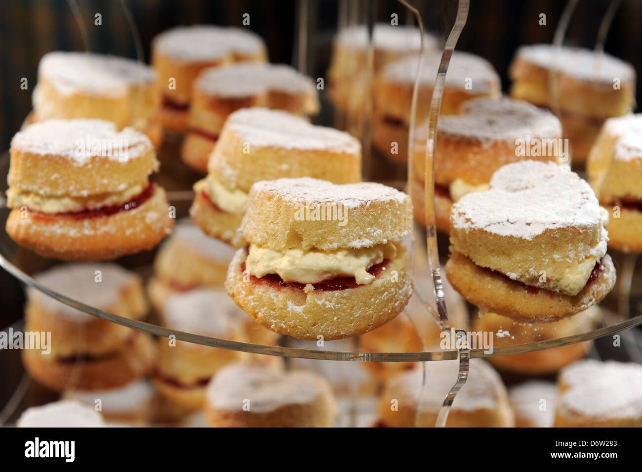 Mini Victoria sponge cakes remplis de crème et de confiture, pour un gâteau de mariage. Banque D'Images