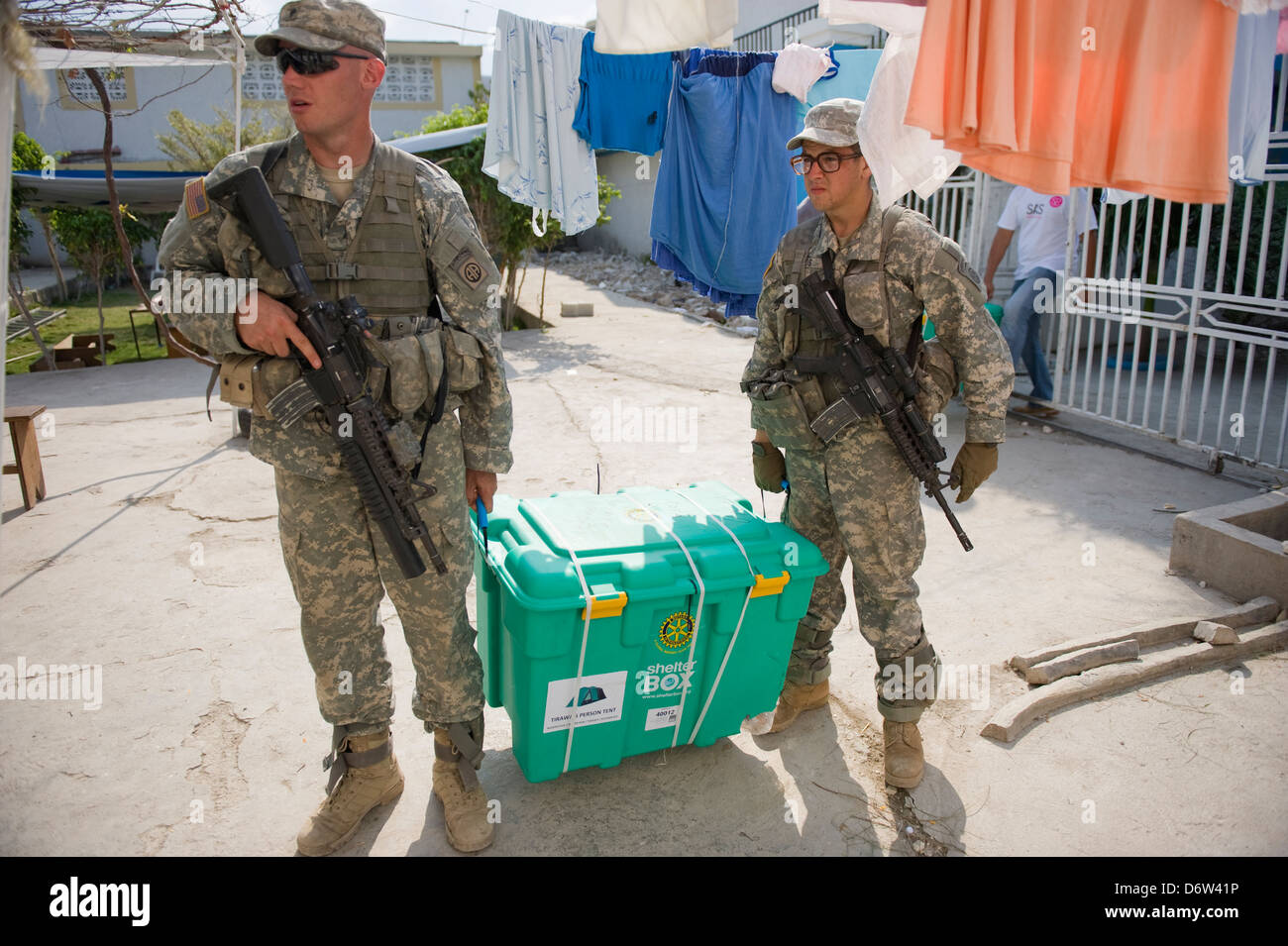 L'Armée nous aider avec la distribution de nourriture à un orphange après le séisme de 2010, Port-au-Prince, Haïti, Caraïbes Banque D'Images