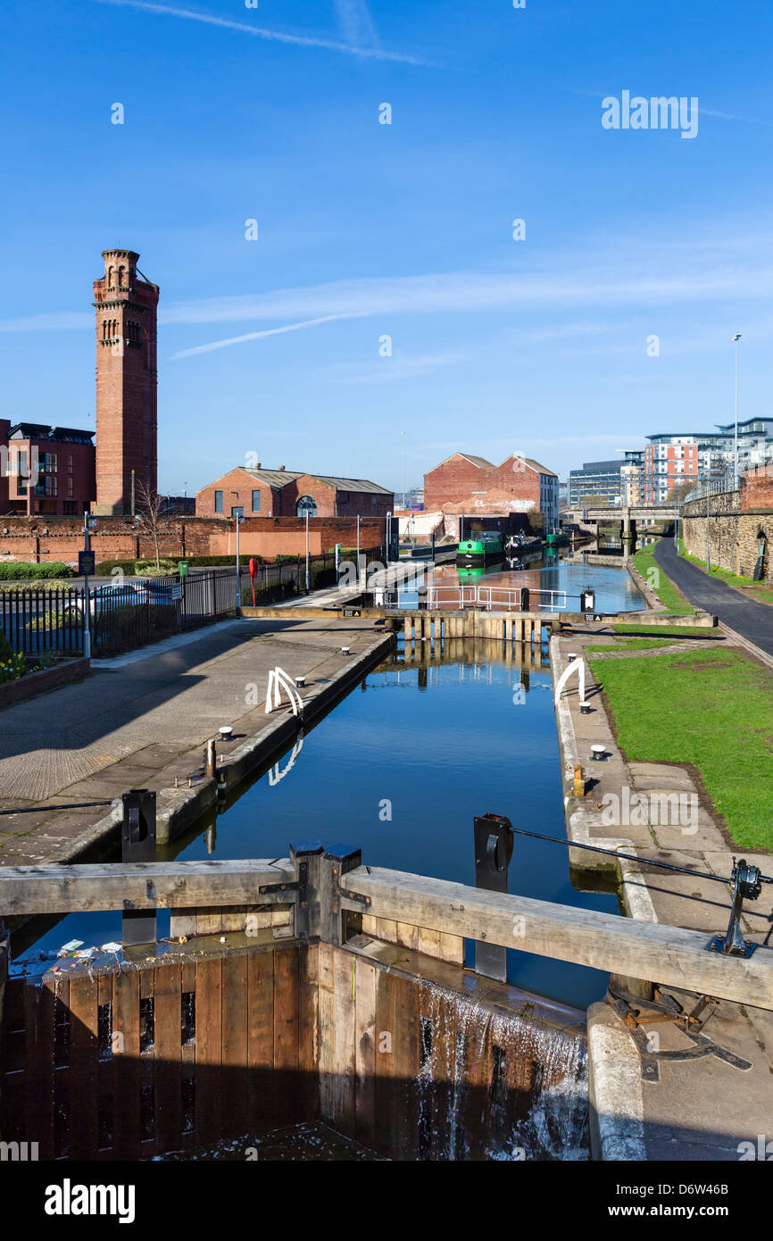 Serrure sur le canal de Leeds à Liverpool à Holbeck avec de célèbres campaniles de la tour fonctionne à gauche, Leeds, West Yorkshire, Royaume-Uni Banque D'Images