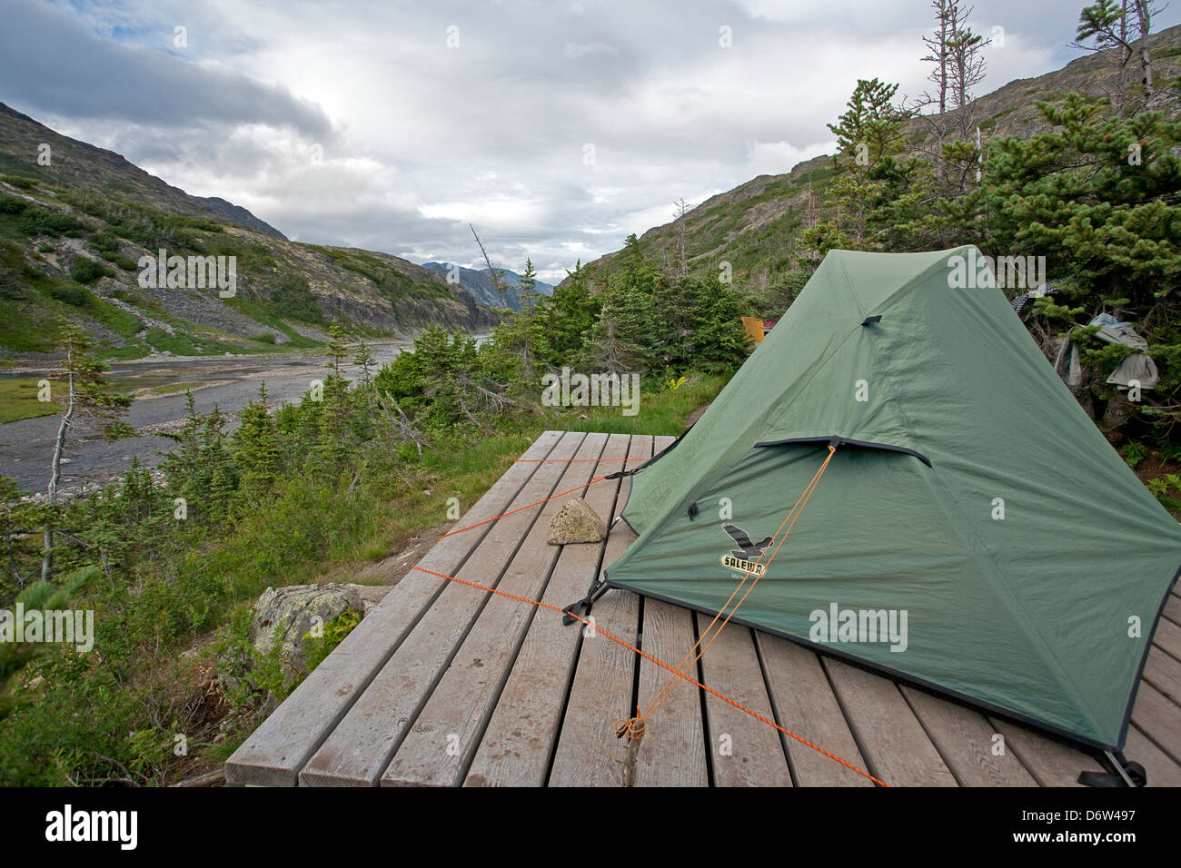 Pitched tente sur une plate-forme en bois. Happy Camp. Chilkoot Trail. Canada Banque D'Images