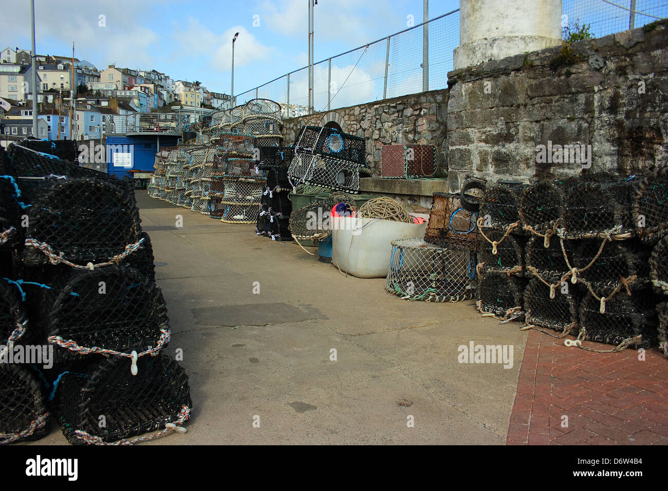 Brixham Harbour avec pots pêche Banque D'Images