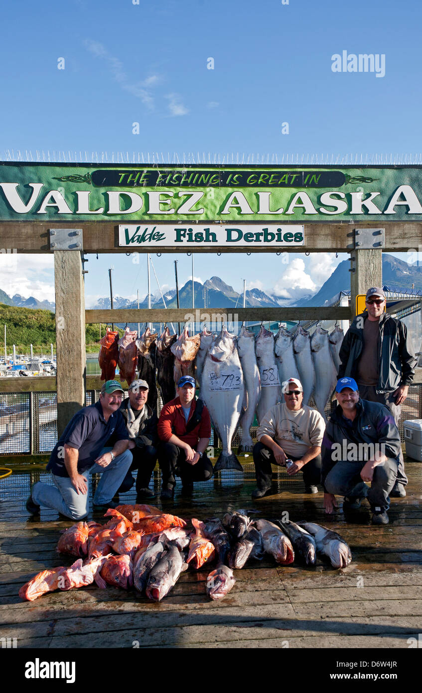 Les pêcheurs avec la capture de la journée. Poisson Valdez derby. De l'Alaska. USA Banque D'Images