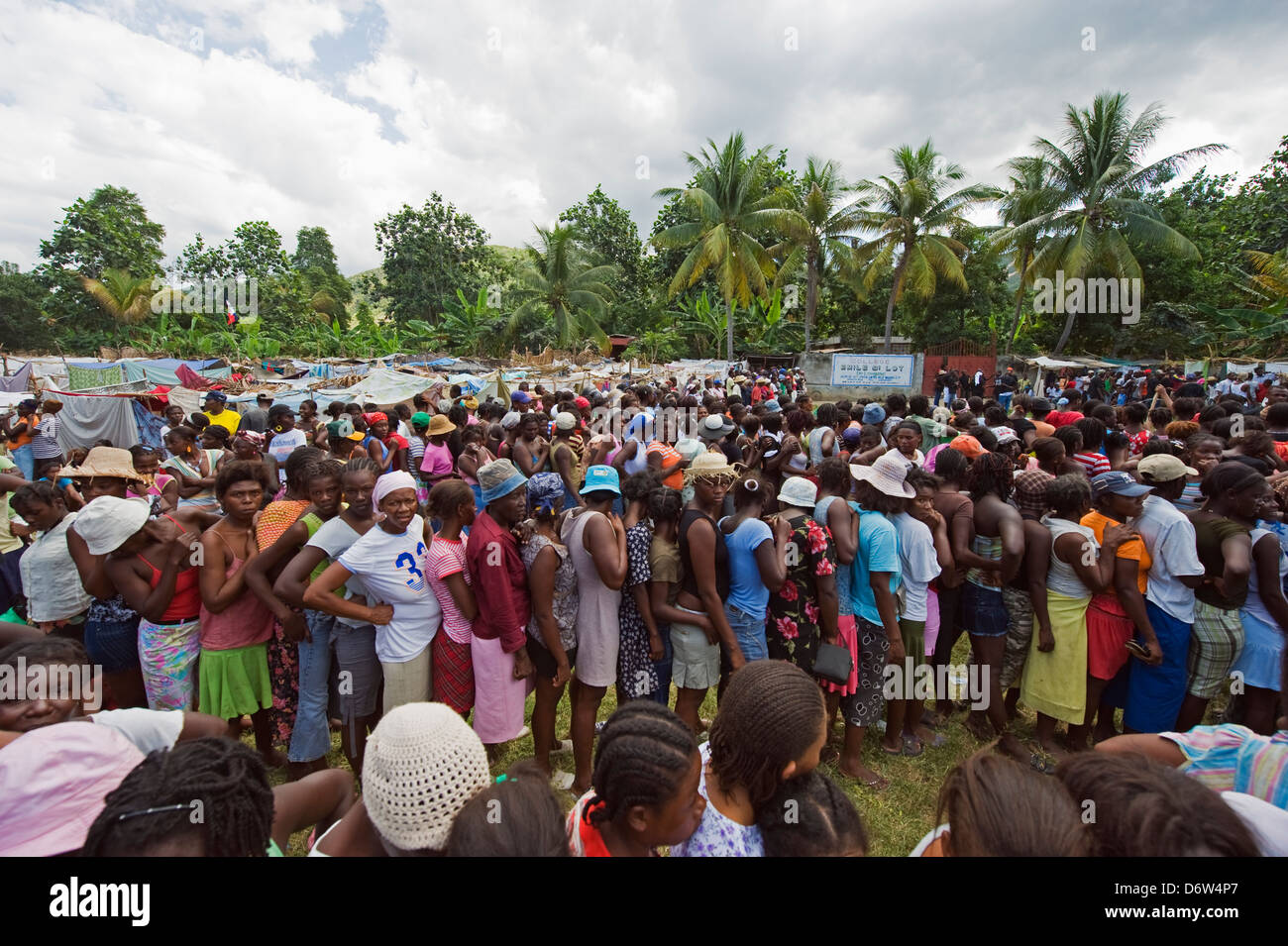 La foule en attente de distribution alimentaire après le tremblement de terre de janvier 2010, LÉOGÂNE, Haïti, Caraïbes Banque D'Images