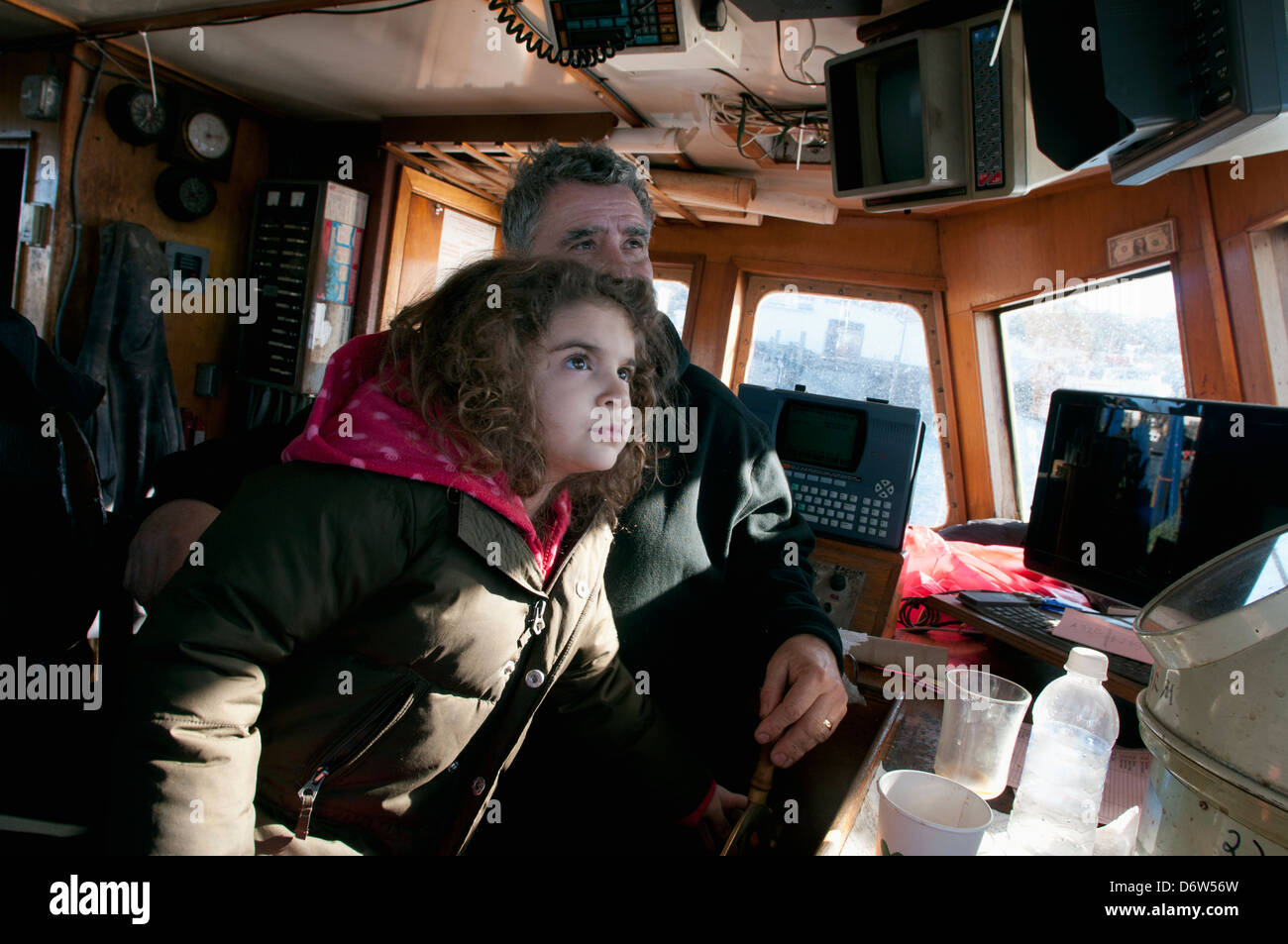 Le capitaine du chalutier de pêche présente sa petite-fille à la pêche commerciale. Banc Stellwagen Banques, New England, United States Banque D'Images
