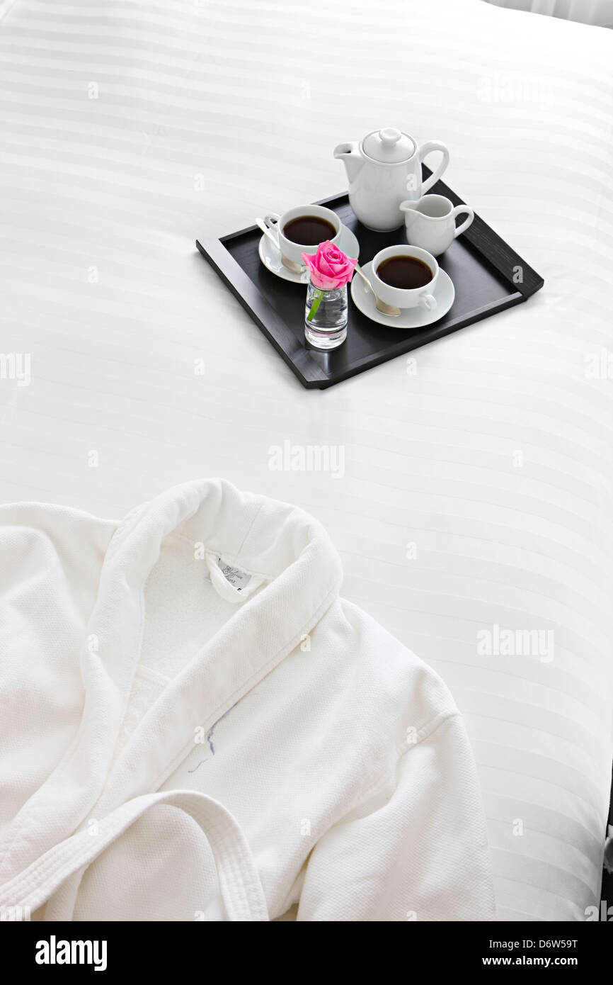 Des draps en coton blanc linge de lit couette Oreillers faits Banque D'Images