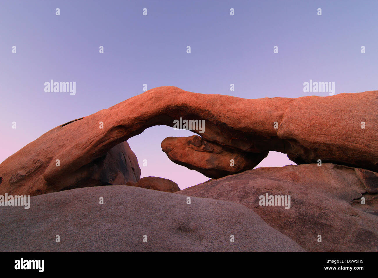 Arche de pierre naturelle dans la région de Joshua Tree National Park en Californie Banque D'Images