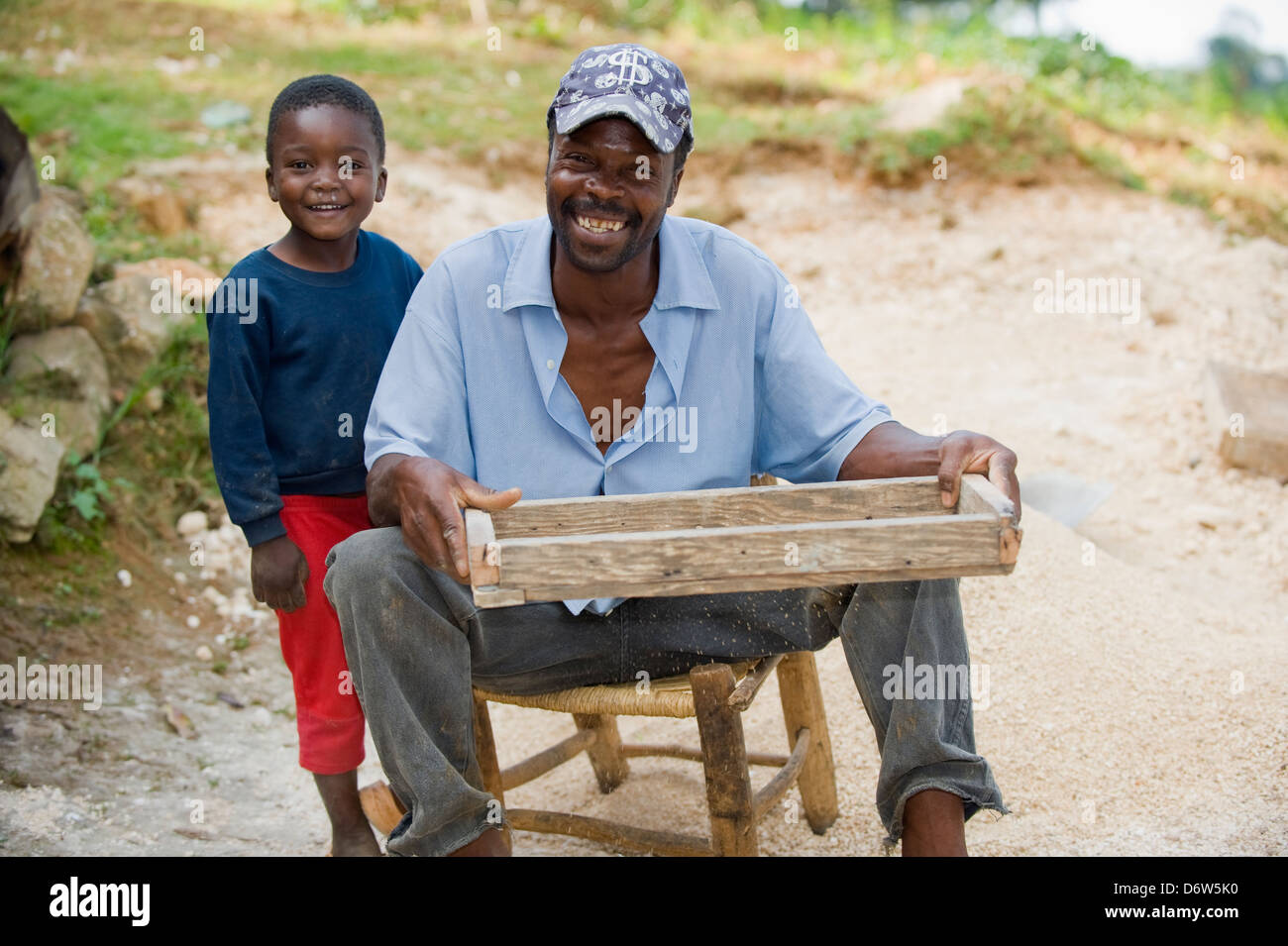 L'homme, grain de tamisage Kenscoff montagnes au-dessus de Port-au-Prince, Haïti, Caraïbes Banque D'Images