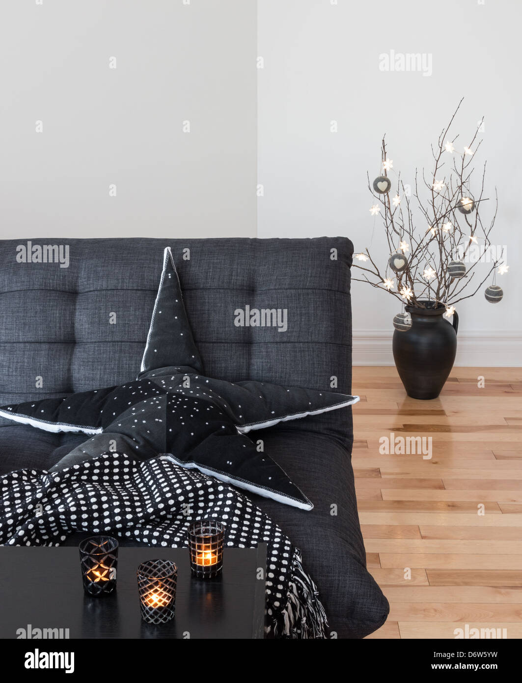 Salle de séjour confortable décoré avec des lumières et des bougies. Banque D'Images