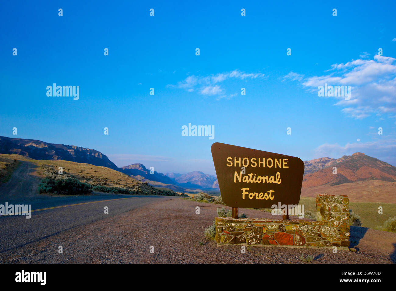 Panneau de bienvenue accueille les visiteurs du Wyoming à Forêt nationale de Shoshone. Banque D'Images