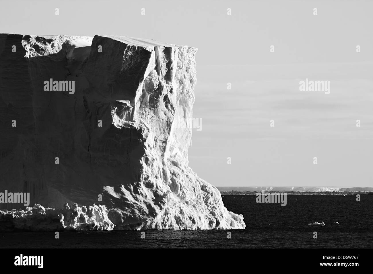 Un iceberg flottant dans l'océan Austral au large de la côte de l'Antarctique Banque D'Images