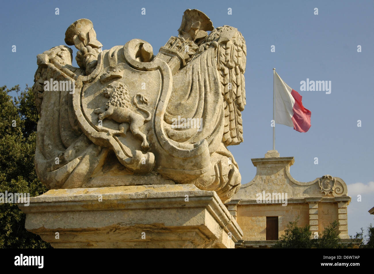 La porte principale de Mdina, une ville fortifiée de Malte. Cette porte baroque a été construite en 1724 sous le Grand Maître António Manoel de Vilhena. La porte présente les armoiries du Grand Maître et de la ville de Mdina Banque D'Images