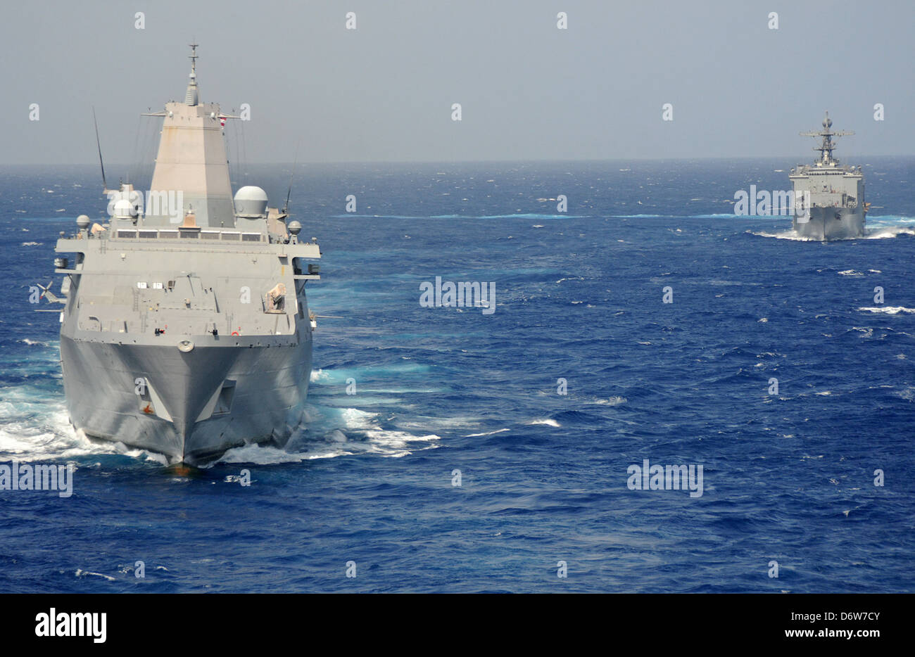 US Navy dock amphibie USS et Green Bay landing ship dock amphibie USS Rushmore lors d'opérations le 23 avril 2013 dans l'océan Pacifique. Banque D'Images