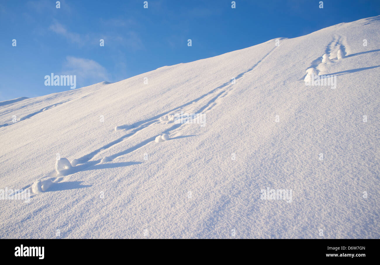 Boules de neige descendant d'une colline escarpée à Winter, Finlande Banque D'Images