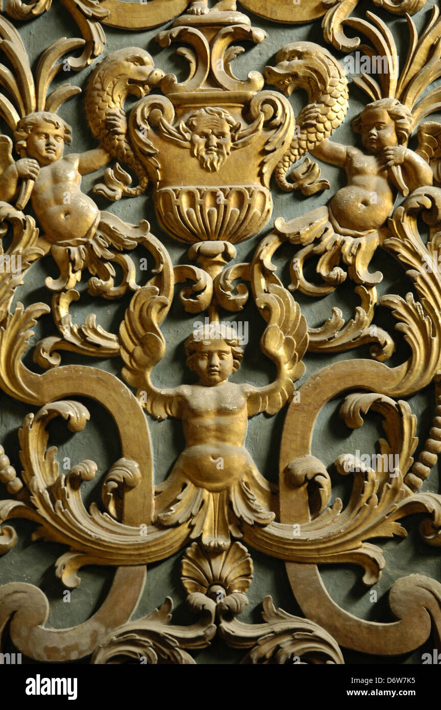 Détail de décorations de style baroque à la nef de la co-cathédrale catholique romaine du XVIIe siècle de Saint Jean dédiée à Saint Jean le Baptiste à la Valette, la capitale de l'île de Malte Banque D'Images Détail de décorations de style baroque à la nef de la co-cathédrale catholique romaine du XVIIe siècle de Saint Jean dédiée à Saint Jean le Baptiste à la Valette, la capitale de l'île de Malte Banque D'Images