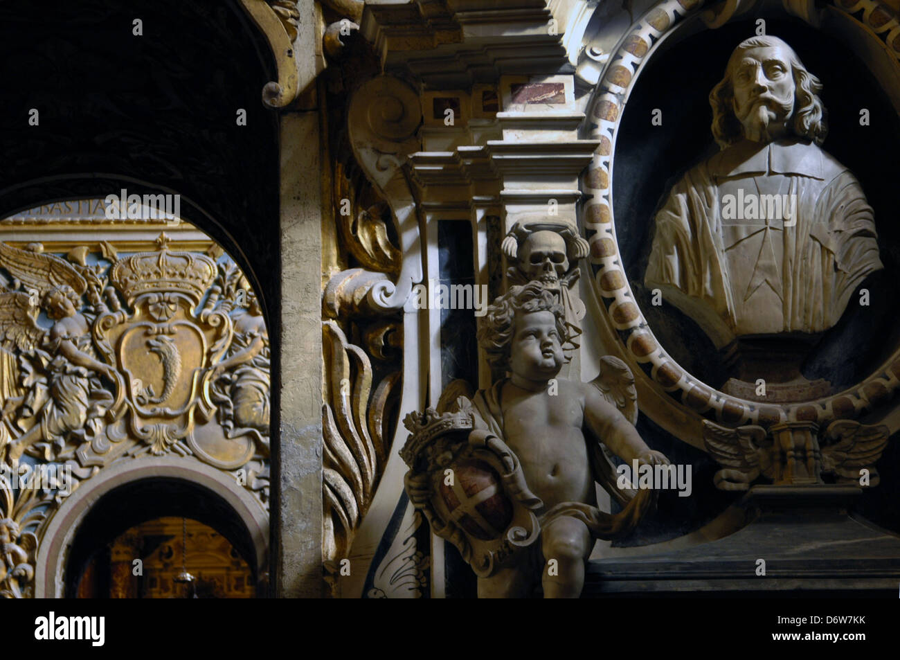 Détail de décorations de style baroque à la nef de la co-cathédrale catholique romaine du XVIIe siècle de Saint Jean dédiée à Saint Jean le Baptiste à la Valette, la capitale de l'île de Malte Banque D'Images Détail de décorations de style baroque à la nef de la co-cathédrale catholique romaine du XVIIe siècle de Saint Jean dédiée à Saint Jean le Baptiste à la Valette, la capitale de l'île de Malte Banque D'Images