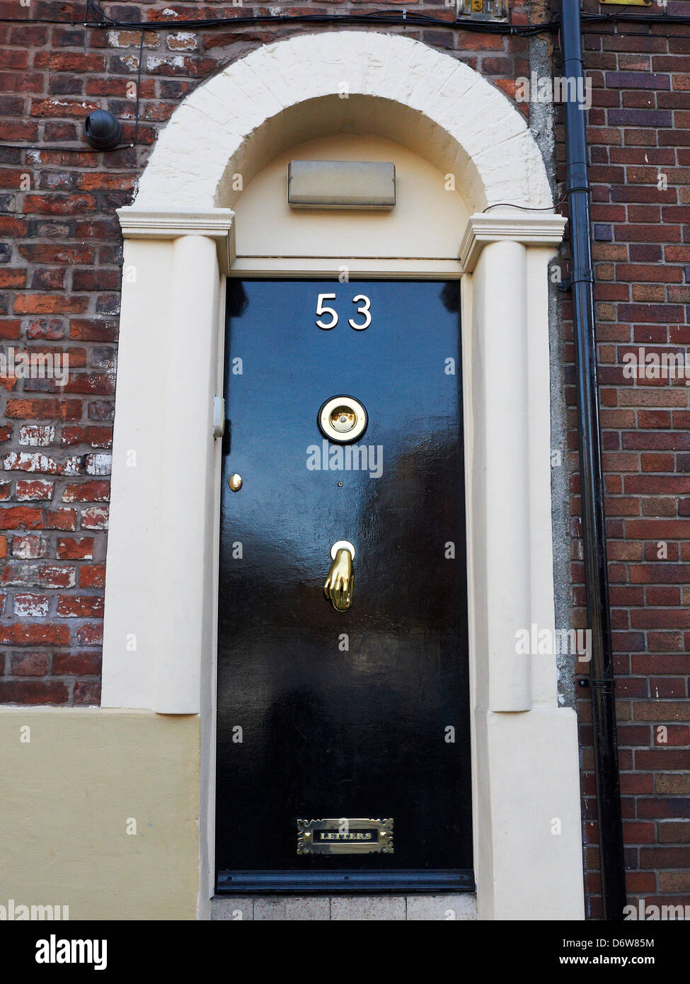 Entrée victorienne avec cuivre doorknocker, letterbox et spyhole à Manchester, UK Banque D'Images