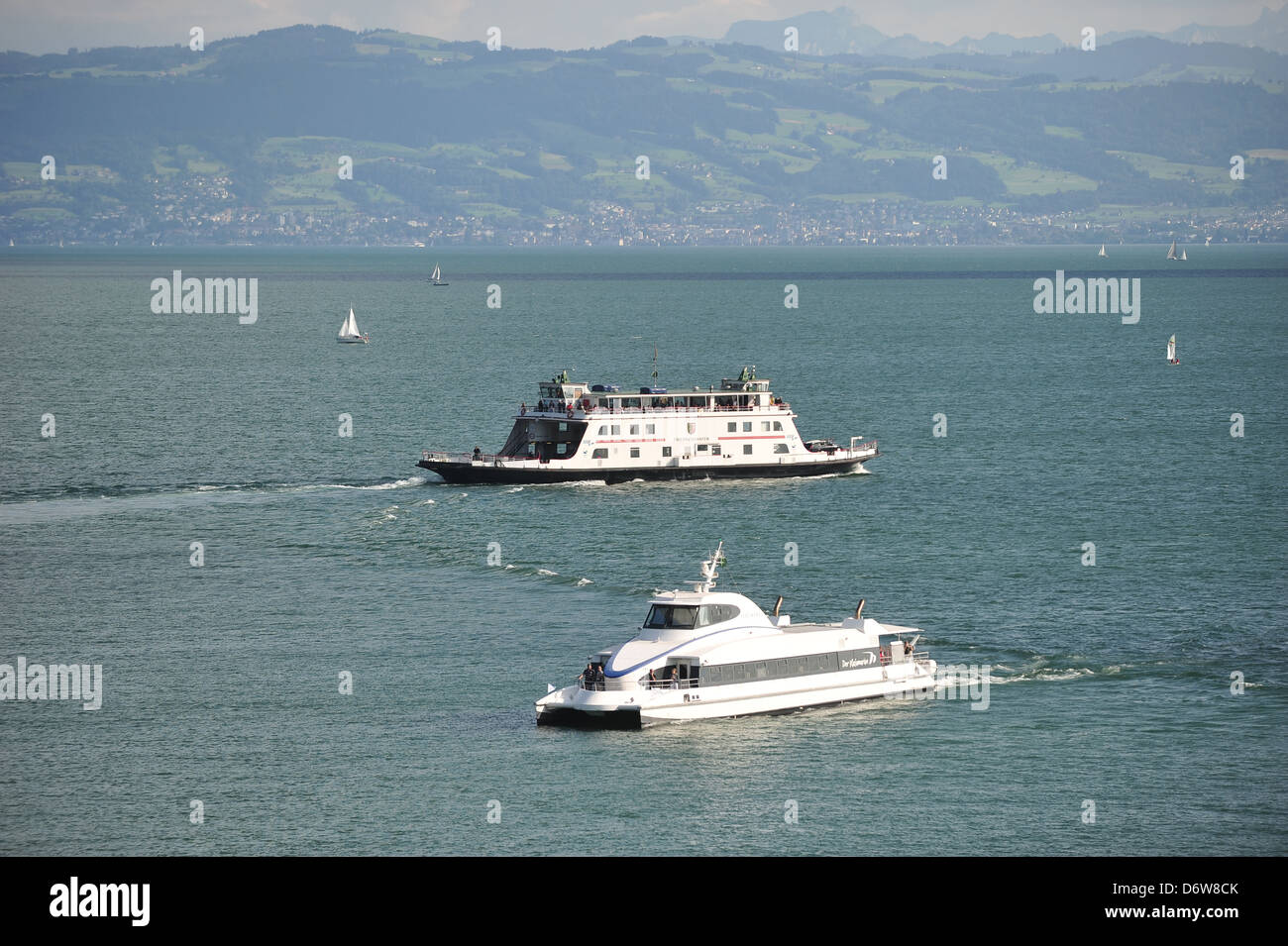 Friedrichshafen, Allemagne, Motorfaehre Friedrichshafen et le catamaran Ferdinand rencontrez dans le lac de Constance Banque D'Images