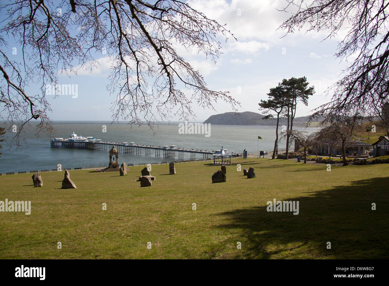 La ville de Llandudno, au Pays de Galles. Vue pittoresque de Happy Valley Gardens avec le cercle de pierre au premier plan. Banque D'Images